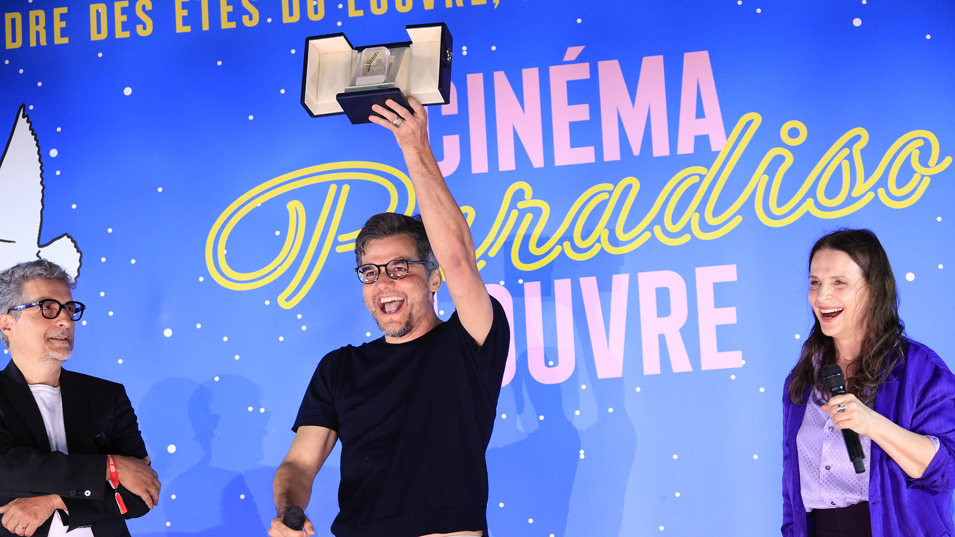 Wagner Moura recebe Palma de Ouro no Louvre por “O Agente Secreto”