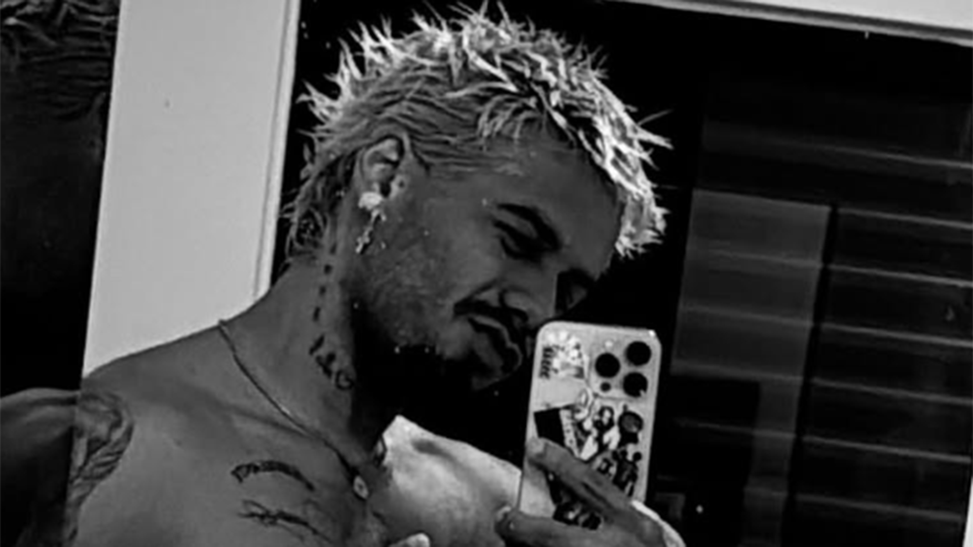 Solteiro, Zé Felipe surge só de toalha em nova selfie