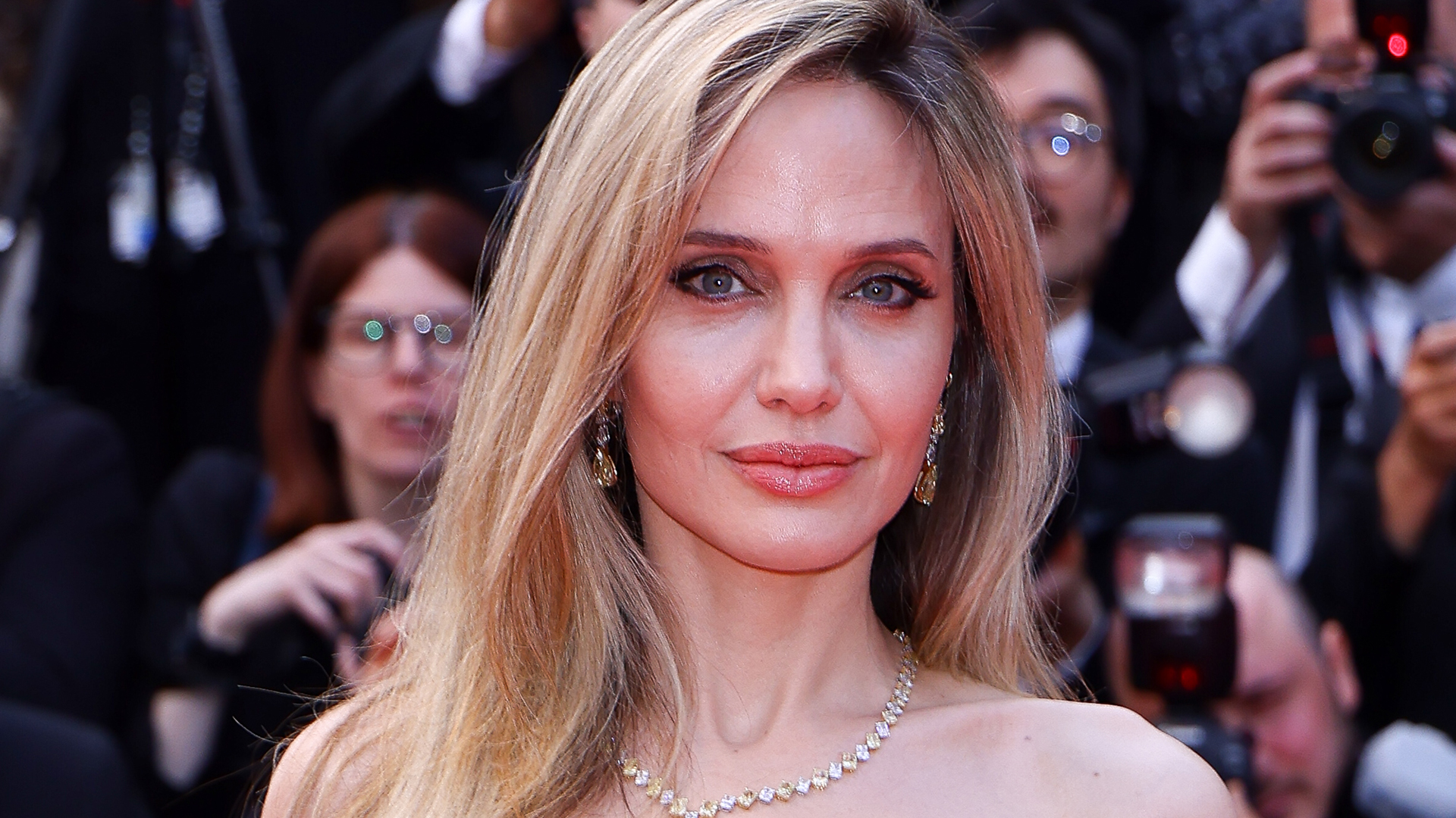 Angelina Jolie pretende vender mansão milionária e deixar os Estados Unidos