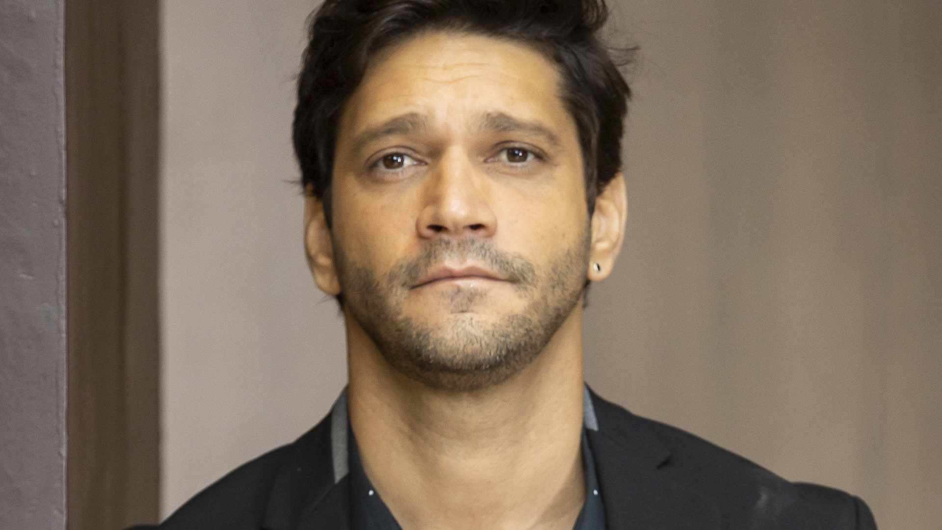 Armando Babaioff exibe foto inédita com seu namorado