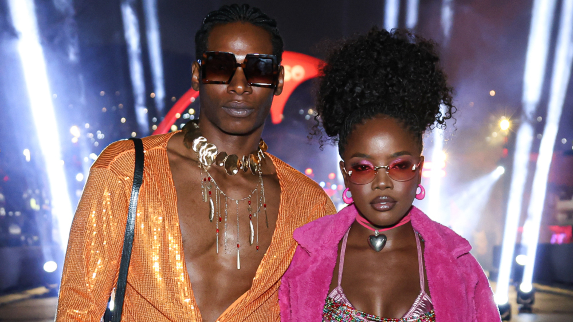 Breno Ferreira e Clara Moneke roubam a cena com looks extravagantes em festa