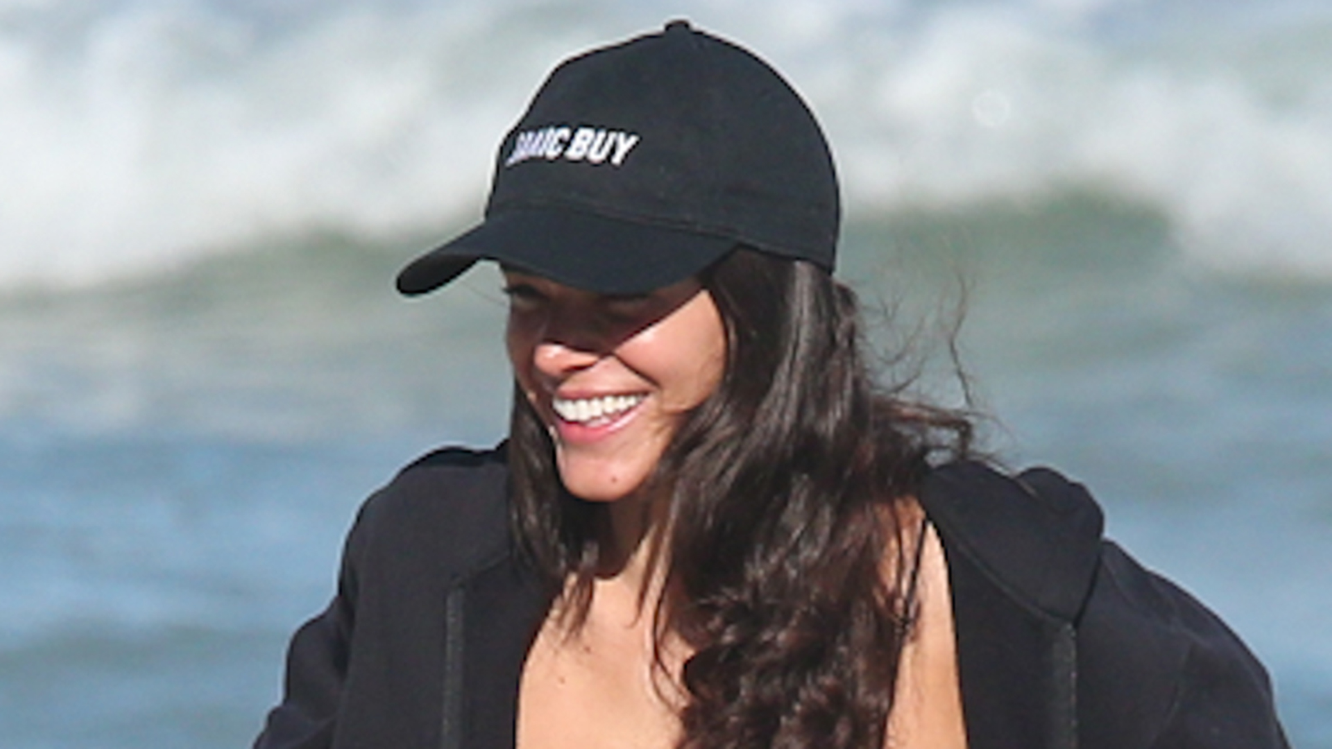 Magérrima, Bruna Marquezine exibe boa forma em dia na praia