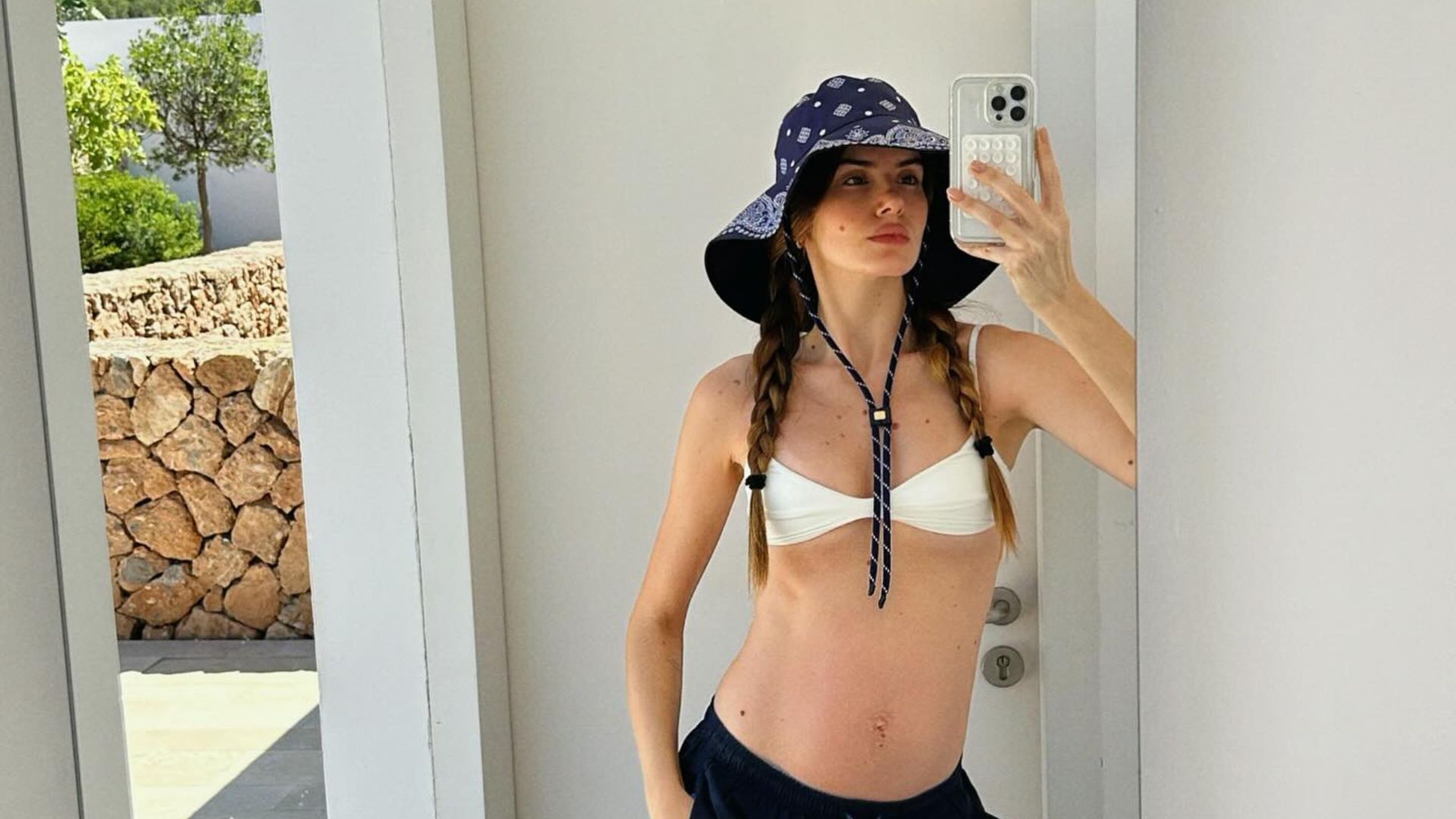 Camila Queiroz compartilha fotos de sua gravidez em Ibiza