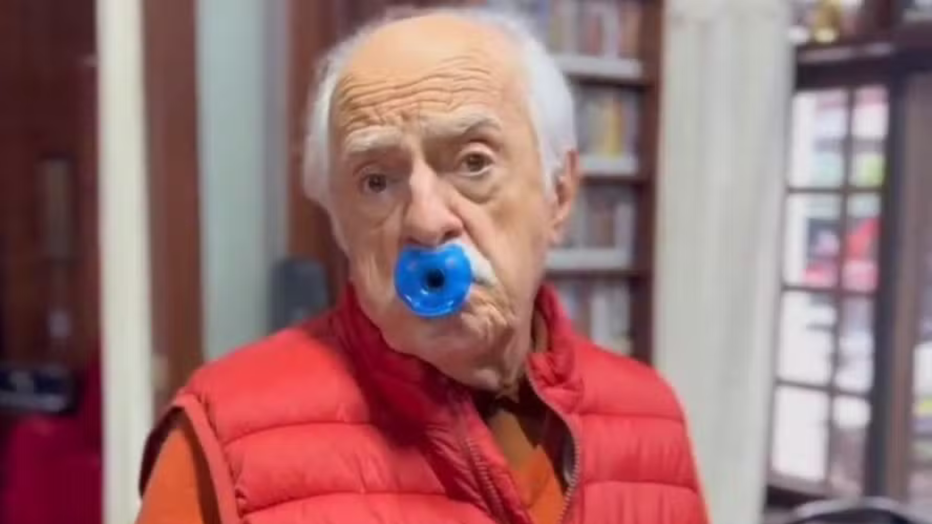 Especialista alerta sobre uso de chupetas para adultos após vídeo de Ary Fontoura: ‘Problemática’