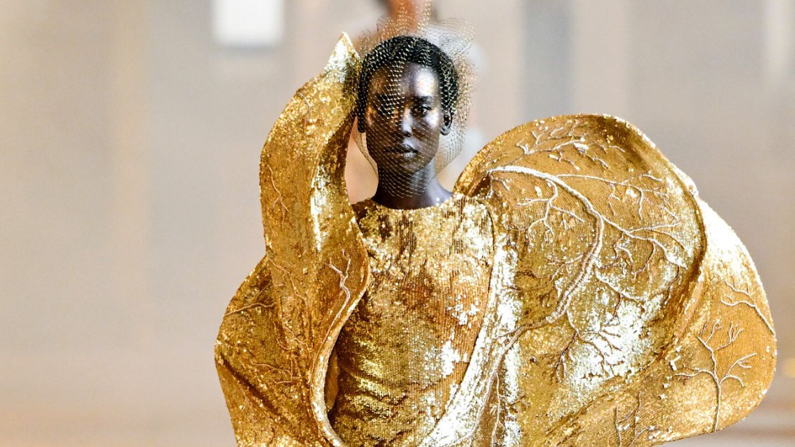 Designer transcende a moda para tecer uma narrativa filosófica sobre o amor