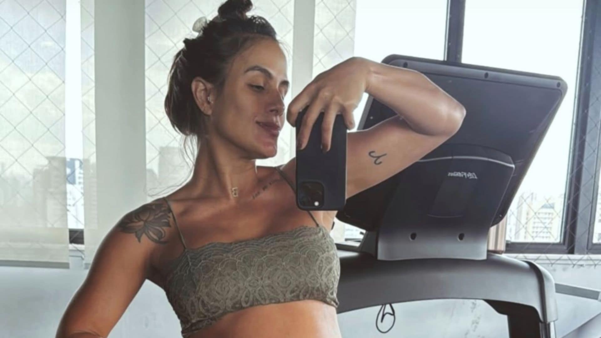 Com look ‘inadequado’, Carol Peixinho exibe barrigão de grávida na academia