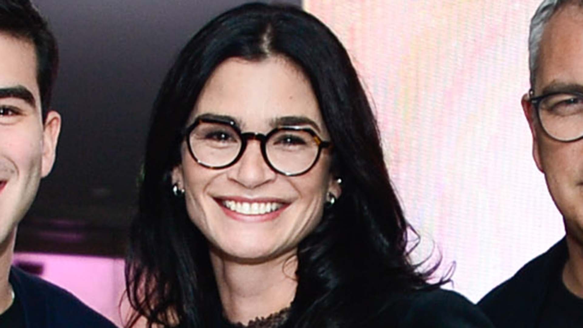Carol Ribeiro faz rara aparição com o marido e o filho de 21 anos