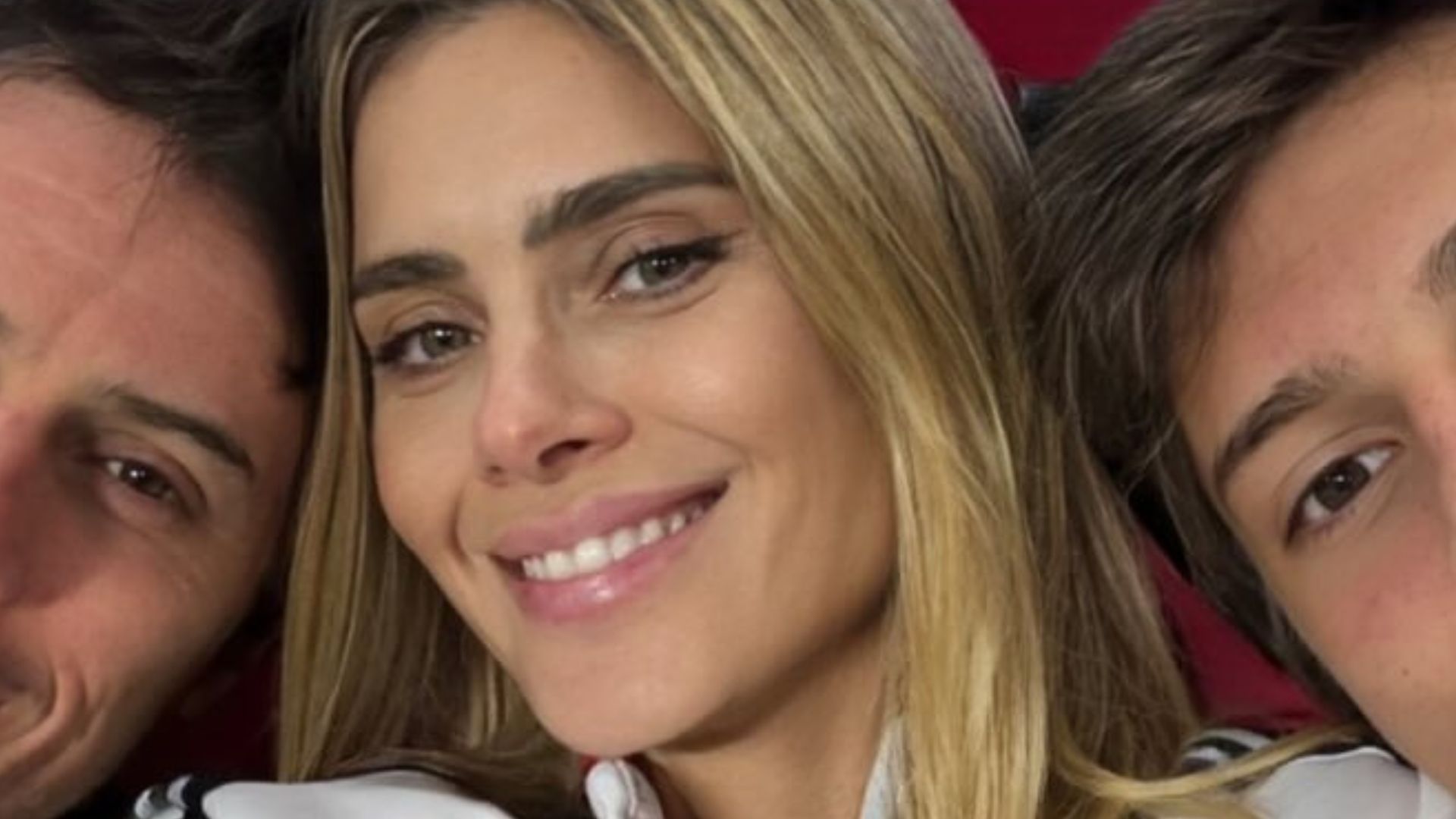Carolina Dieckmmann divide foto rara com o marido e o filho caçula