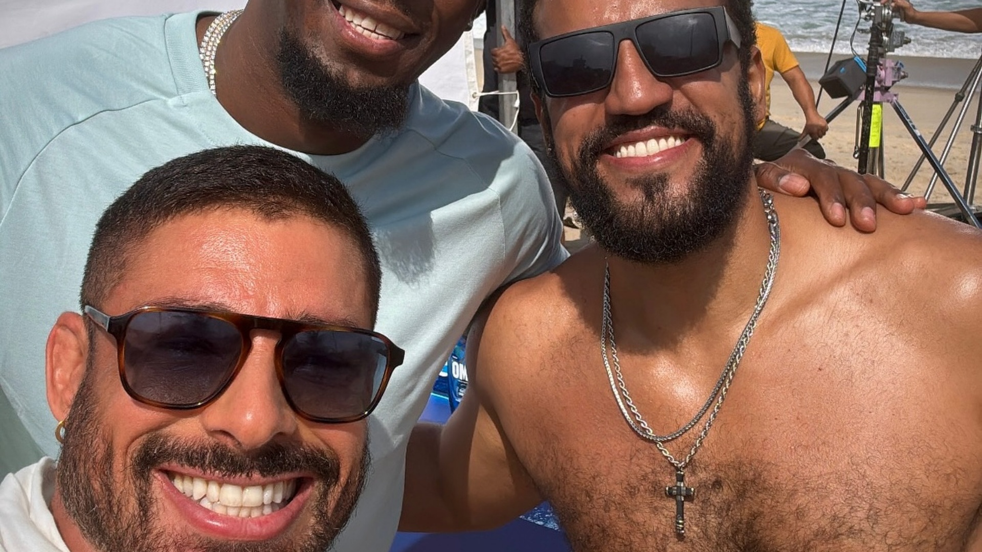 Cauã Reymond e Ricardo Teodoro gravam Vale Tudo com Usain Bolt em praia do Rio