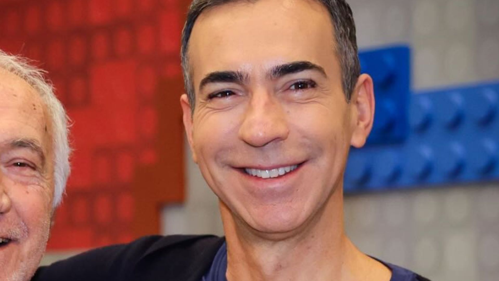 César Tralli encanta ao exibir foto rara e especial com o pai: ‘Gente boa’