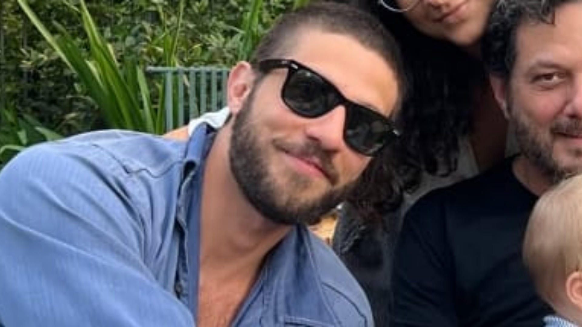 Chay Suede encanta ao mostrar fotos raras do pai com os netos