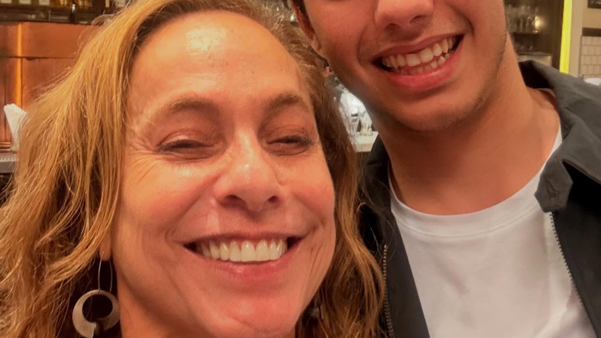 Cissa Guimarães posta fotos em família e agradece apoio após morte da irmã