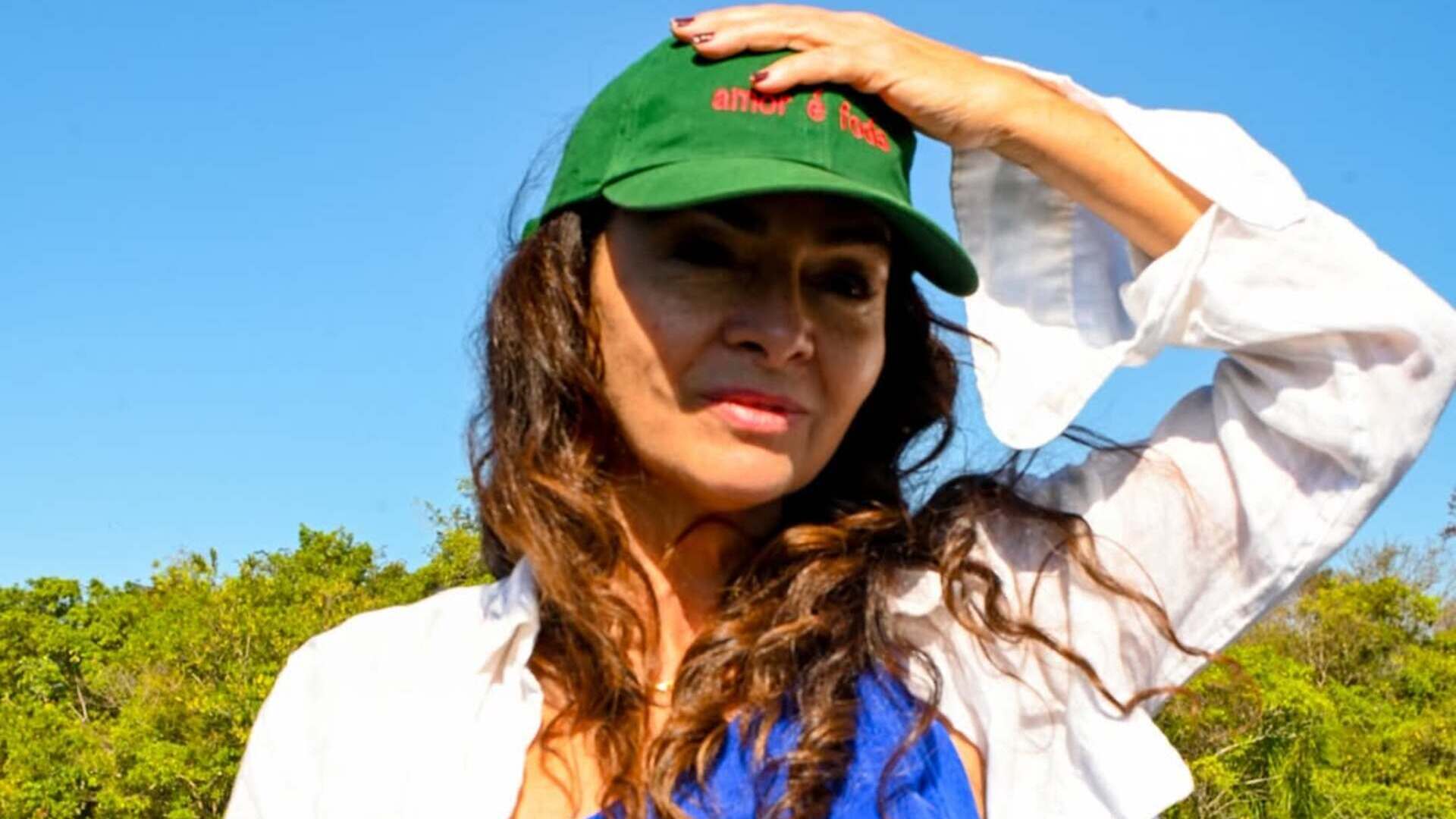 De biquíni estiloso, Claudia Ohana impressiona ao exibir seu corpo atual