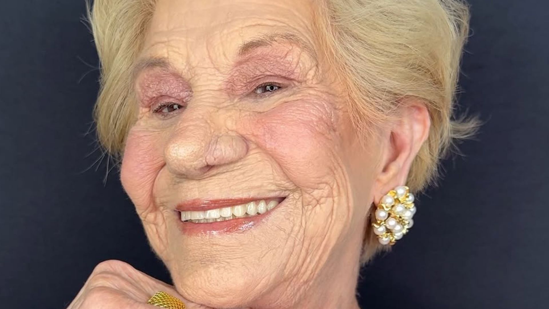 Morre Cora Arantes, influenciadora de beleza, aos 82 anos