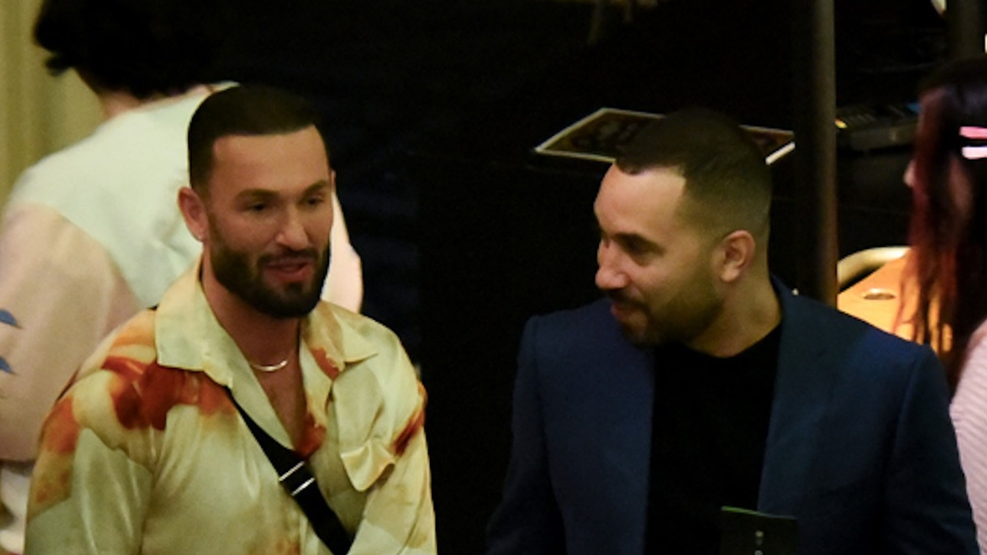 Gil do Vigor e Diego Hypolito são fotografados de mãos dadas em evento