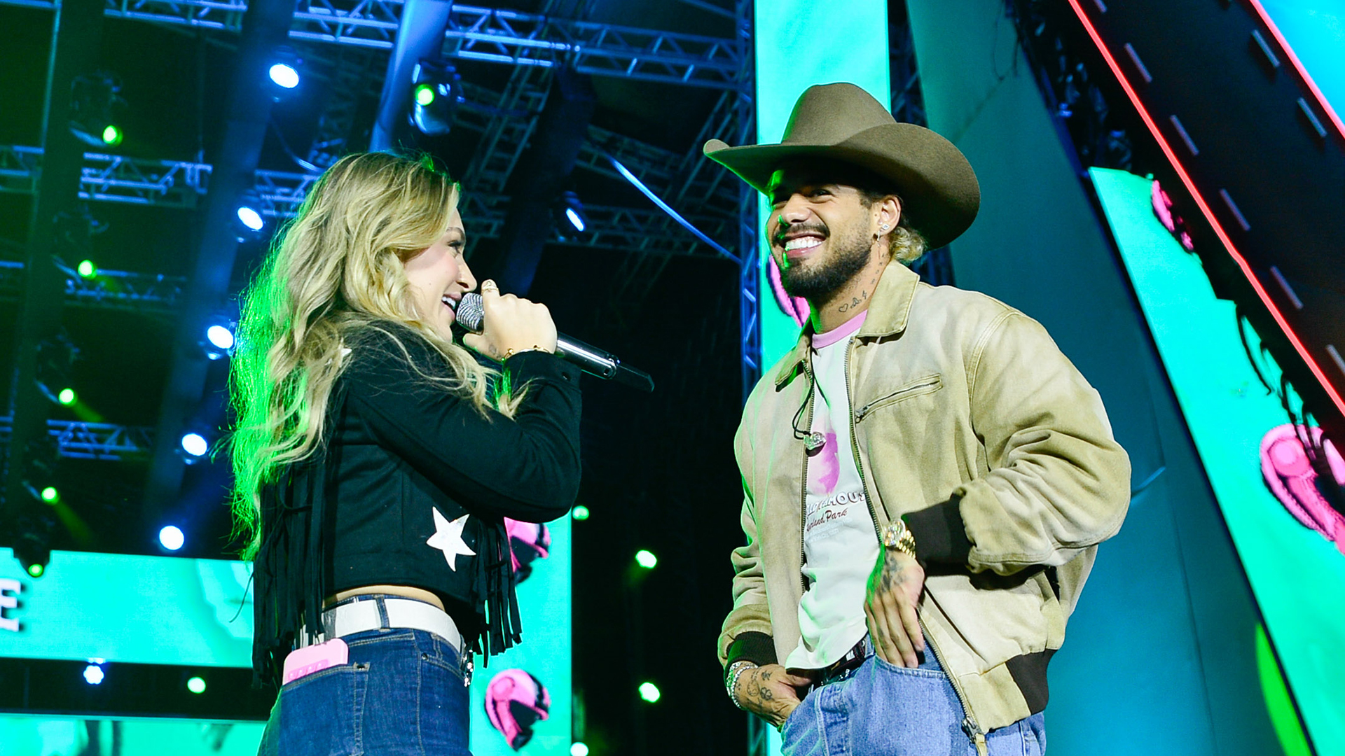 Zé Felipe canta com Duda Bertelli após carona em moto