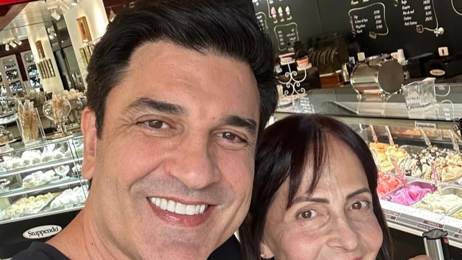 Edu Guedes posta fotos raras com a mãe e se declara em data especial