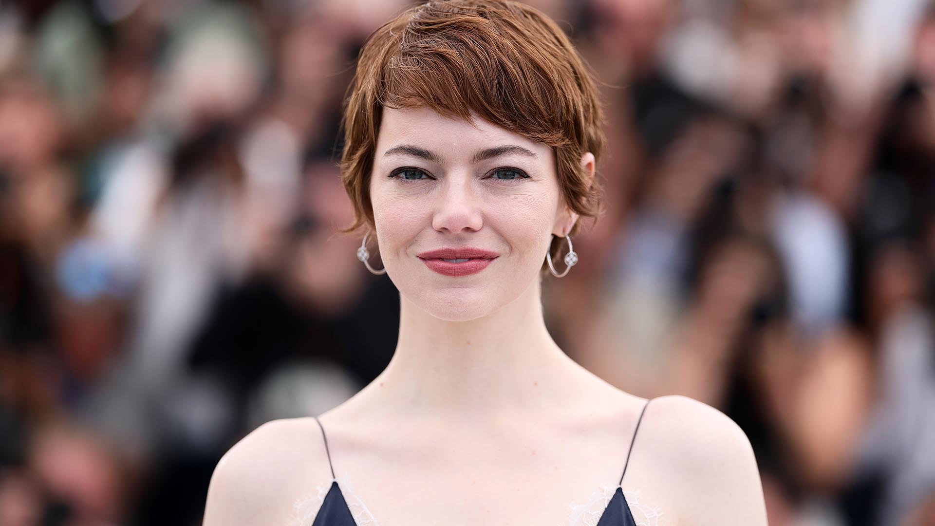 Emma Stone revela maior arrependimento no tapete vermelho. Veja a foto