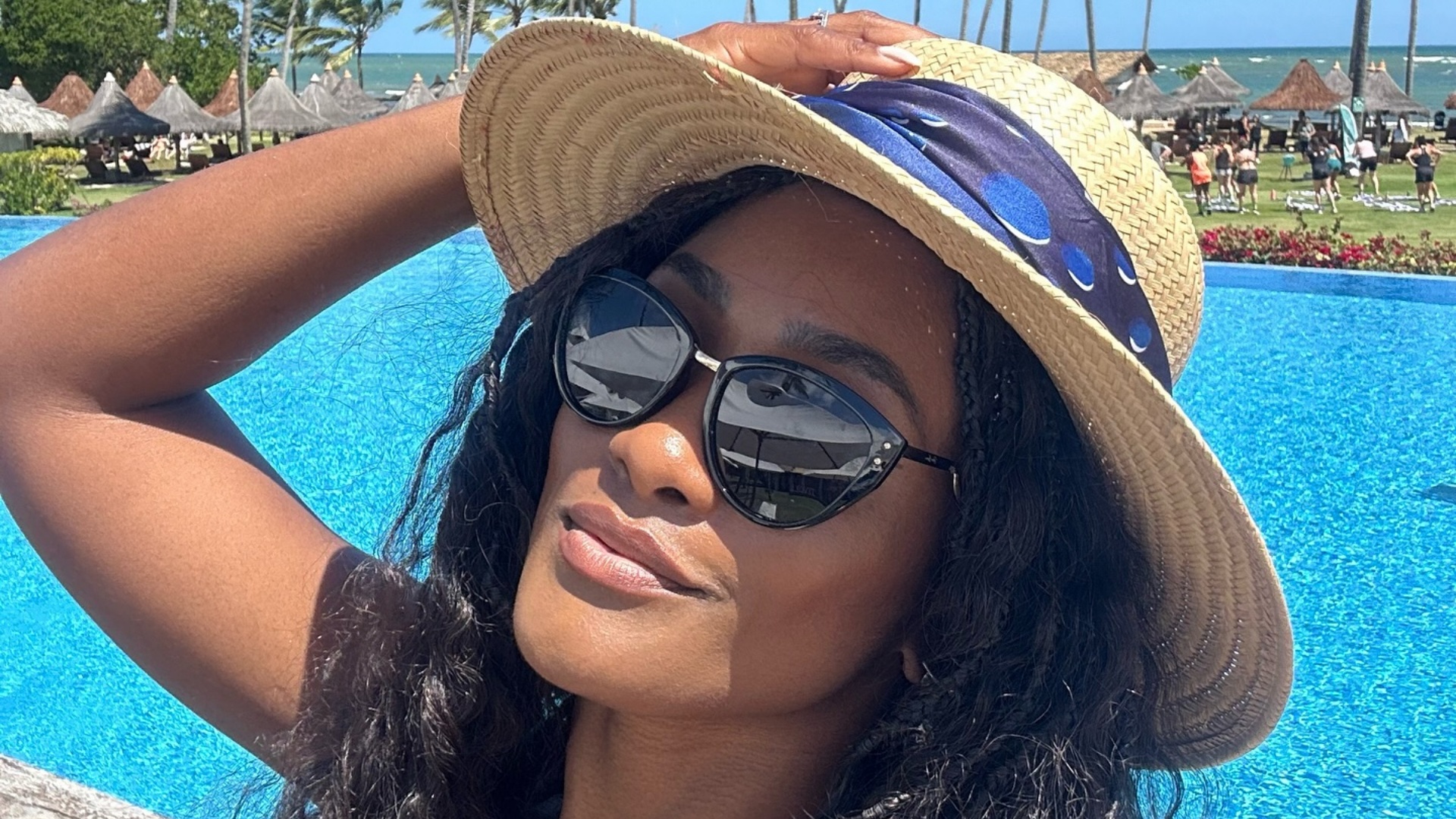Solteira, Erika Januza esbanja beleza natural durante viagem: ‘Maravilhosa’