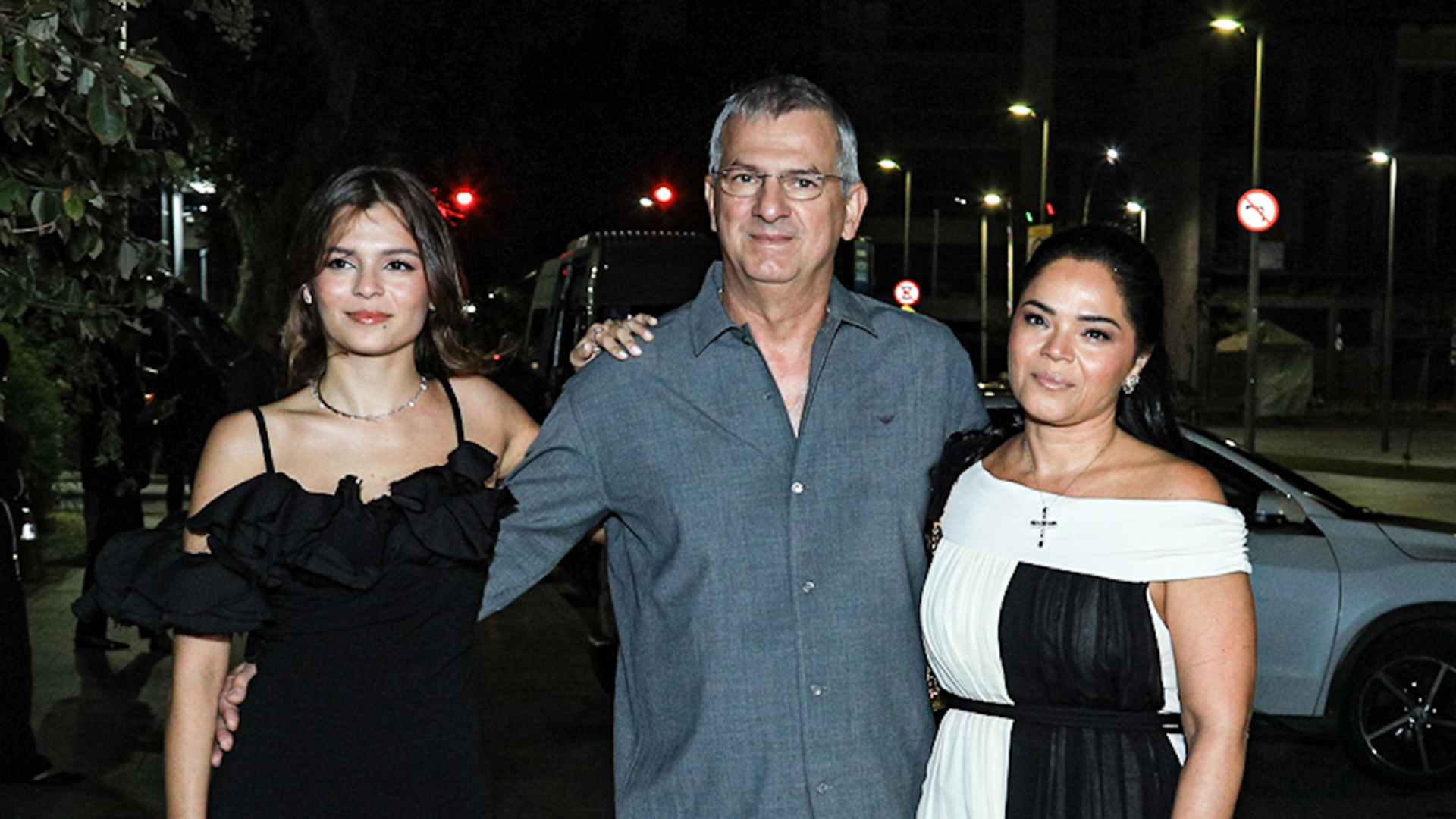 Pais e irmã de Bruna Marquezine capricham nos looks para a festa da atriz
