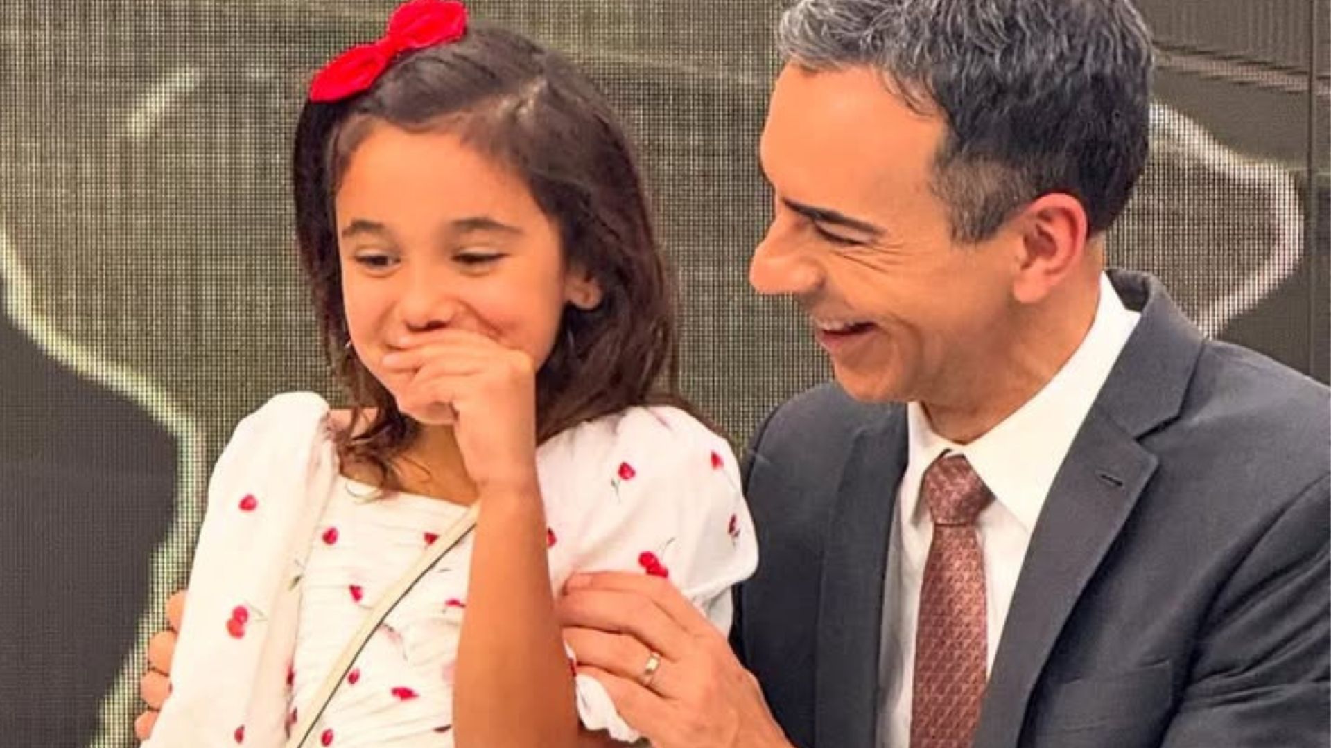 César Tralli relata conversa divertida com a filha durante visita dela à Globo