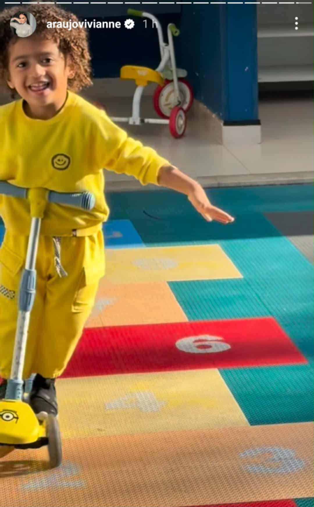 Filho de Viviane Araujo andando de patinete