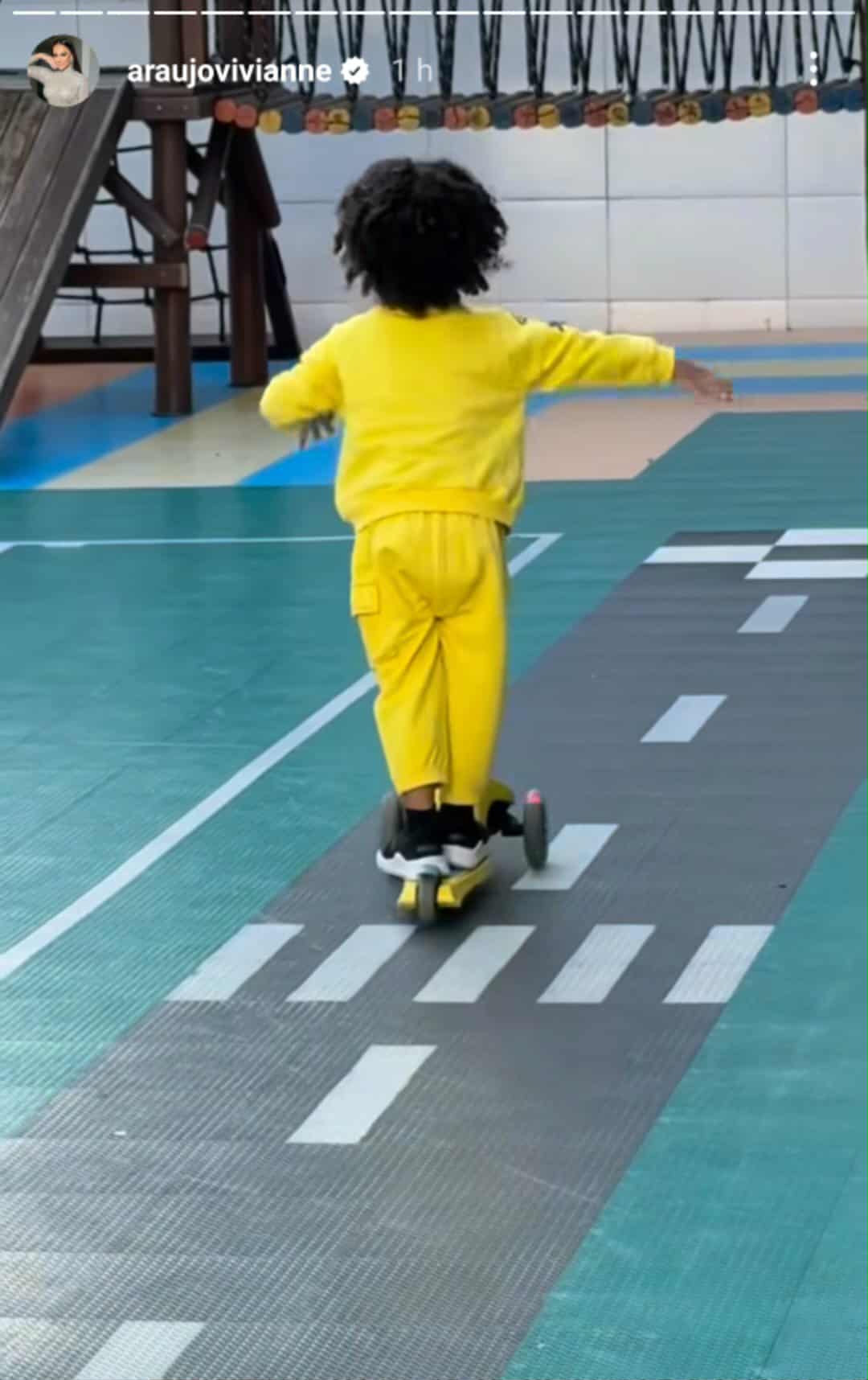 Filho de Viviane Araujo andando de patinete