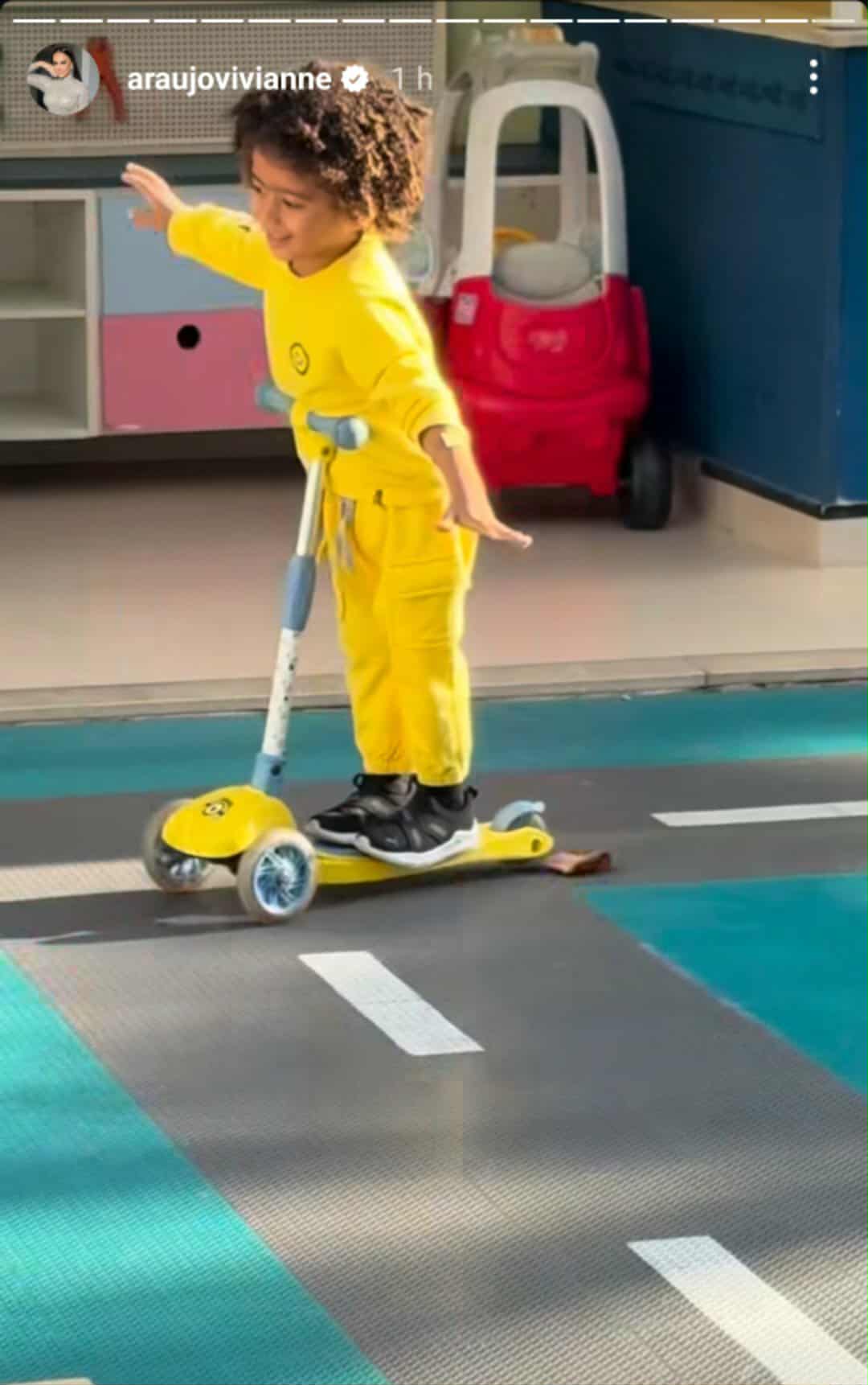 Filho de Viviane Araujo andando de patinete