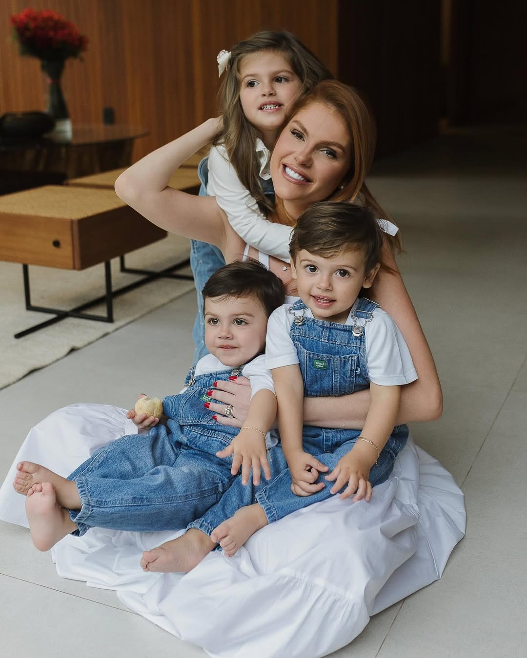 Bárbara Evans com os três filhos - Foto: Reprodução / Instagram; @bucosta