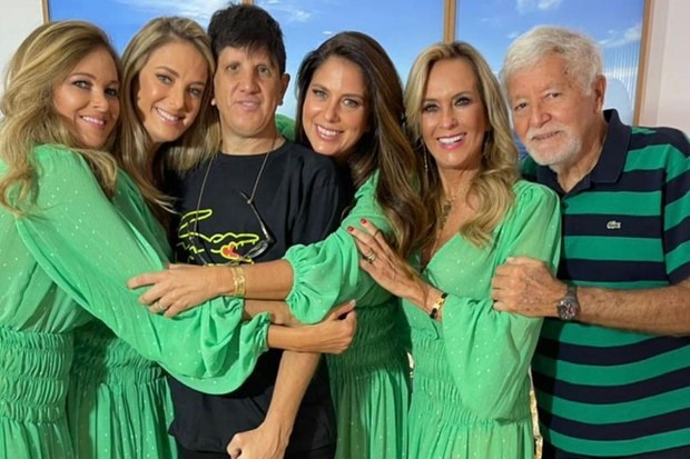Hel&ocirc; Pinheiro com o marido e os filhos - Foto: Reprodu&ccedil;&atilde;o / Instagram