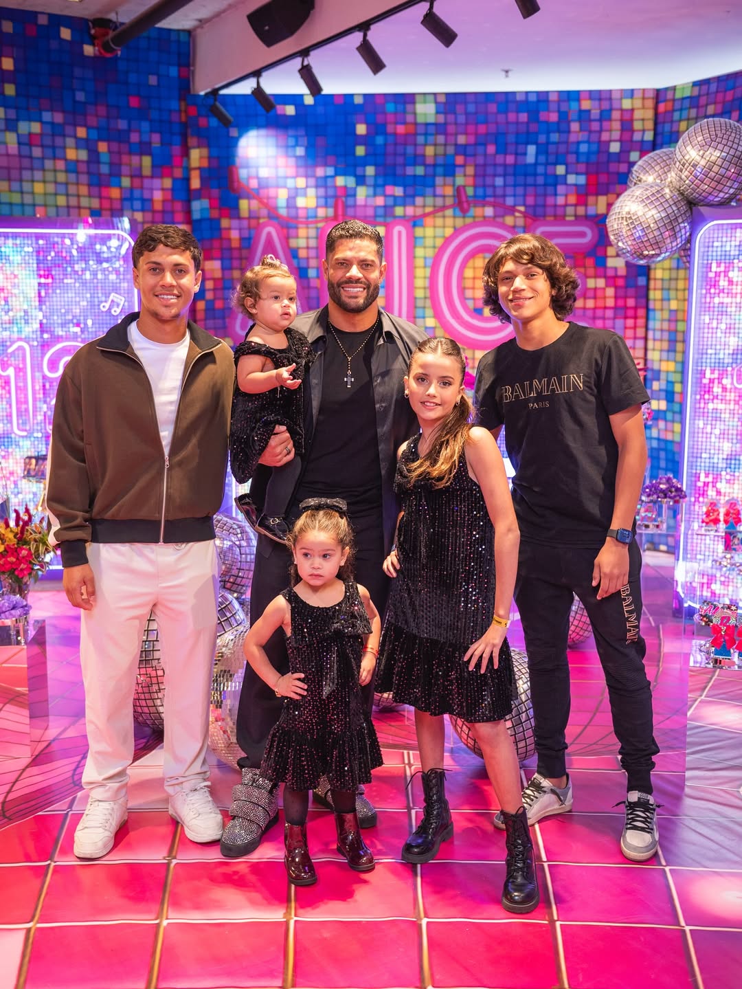 Hulk Para&iacute;ba com os cinco filhos - Foto: Reprodu&ccedil;&atilde;o / Instagram; @fotografia.ami