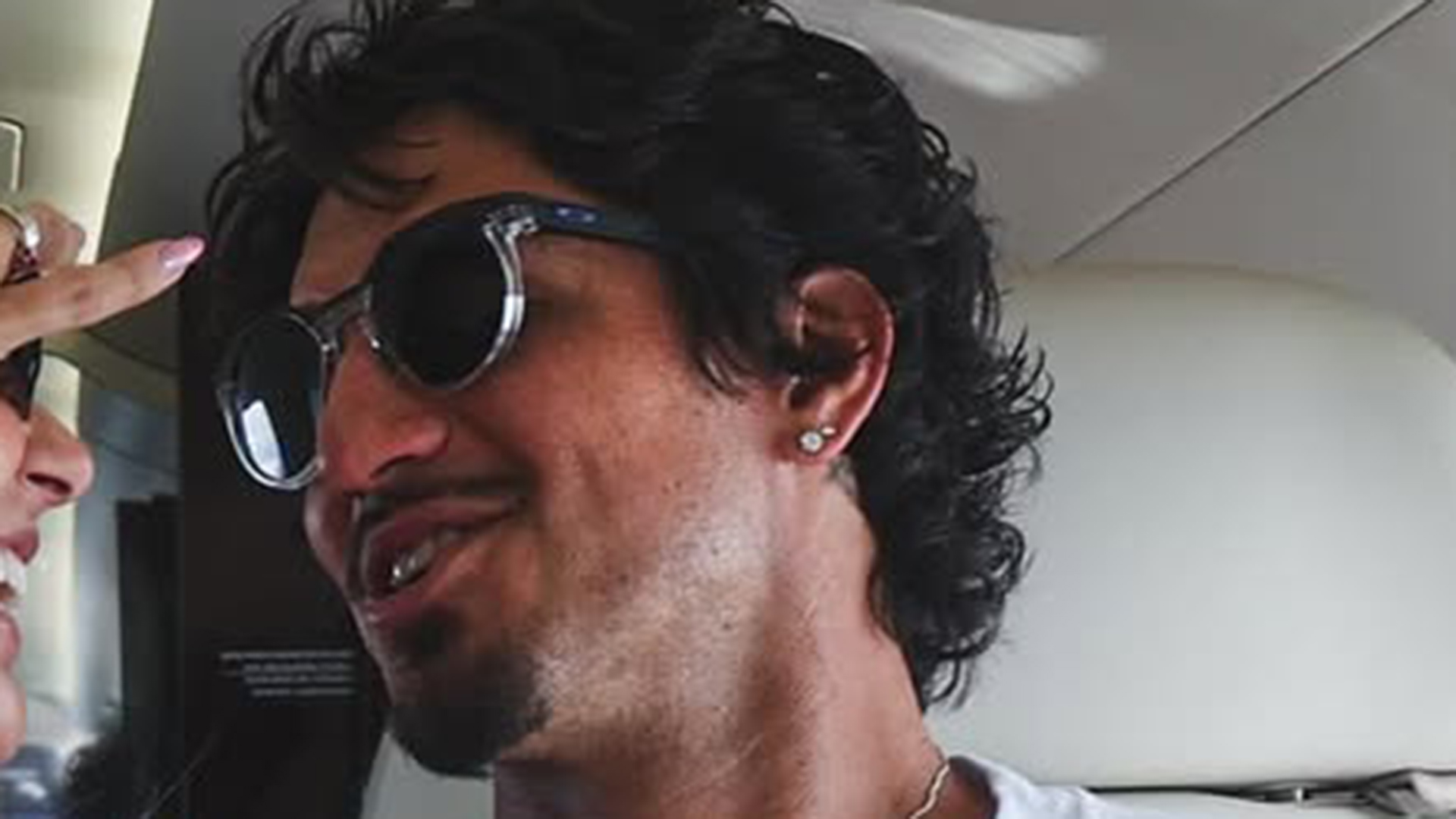 Novas fotos de Gabriel Medina com a namorada encantam os fãs