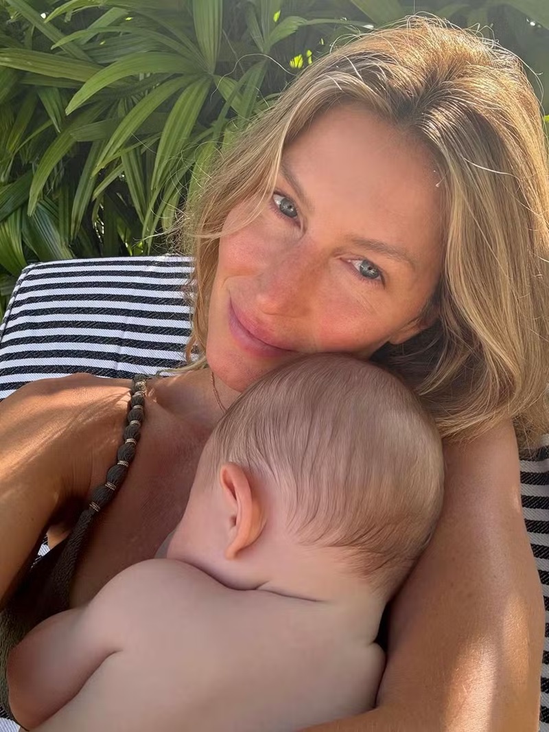 Gisele B&uuml;ndchen exibe fotos raras com o filho ca&ccedil;ula - Foto: Reprodu&ccedil;&atilde;o / Instagram
