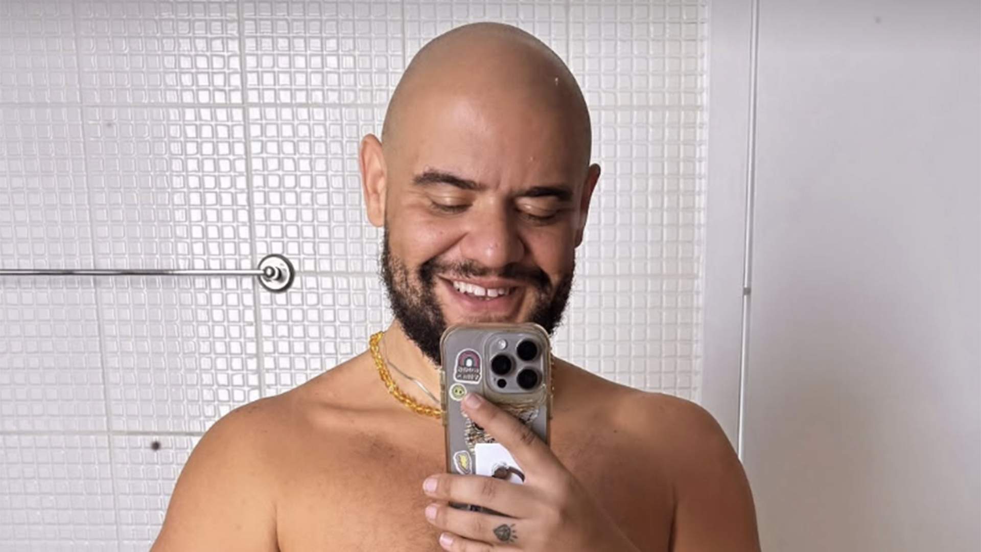 Gominho tira a roupa para mostrar o seu corpo após perder 61 kg