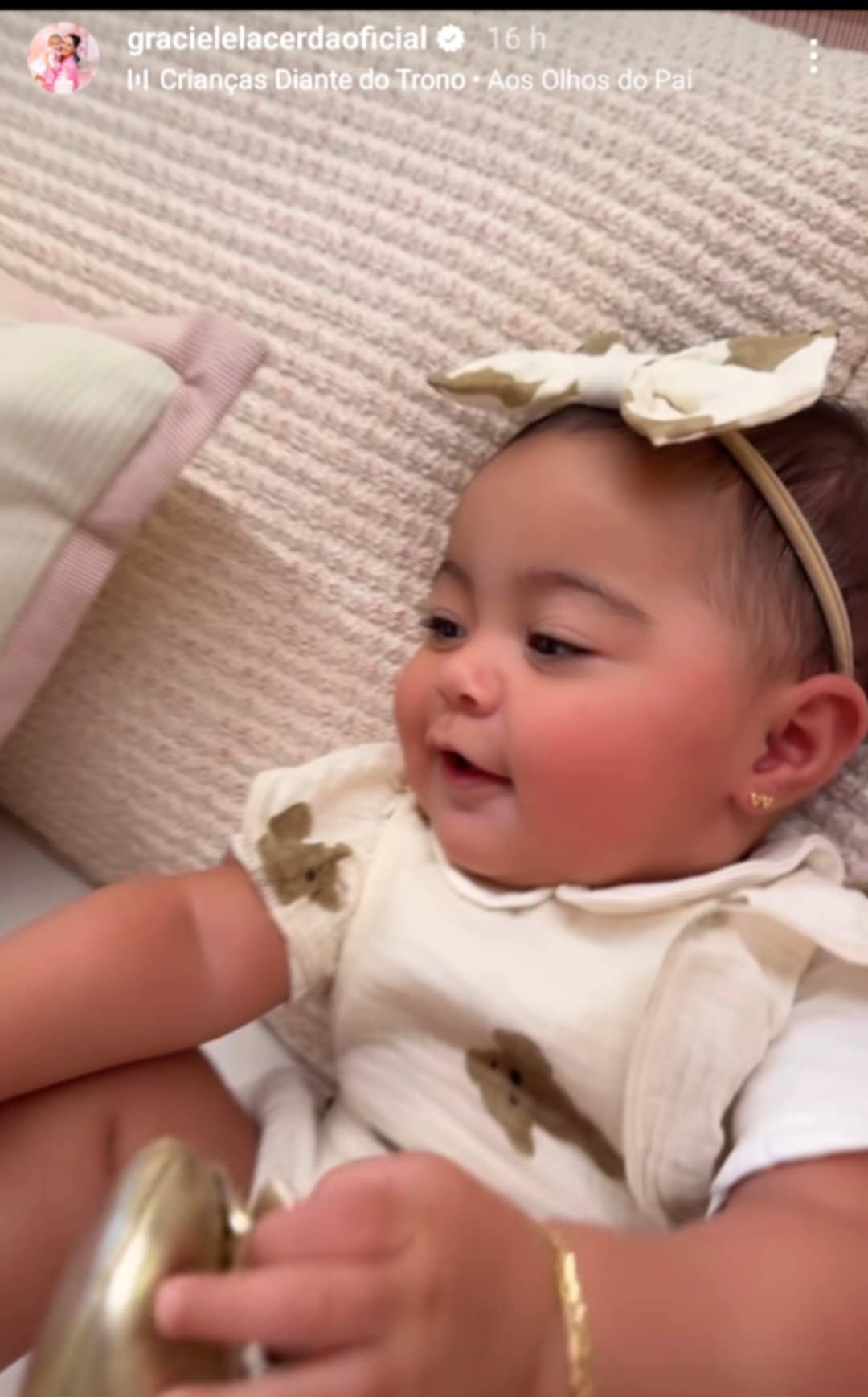 Graciele Lacerda mostra Clara com look fofo para passeio