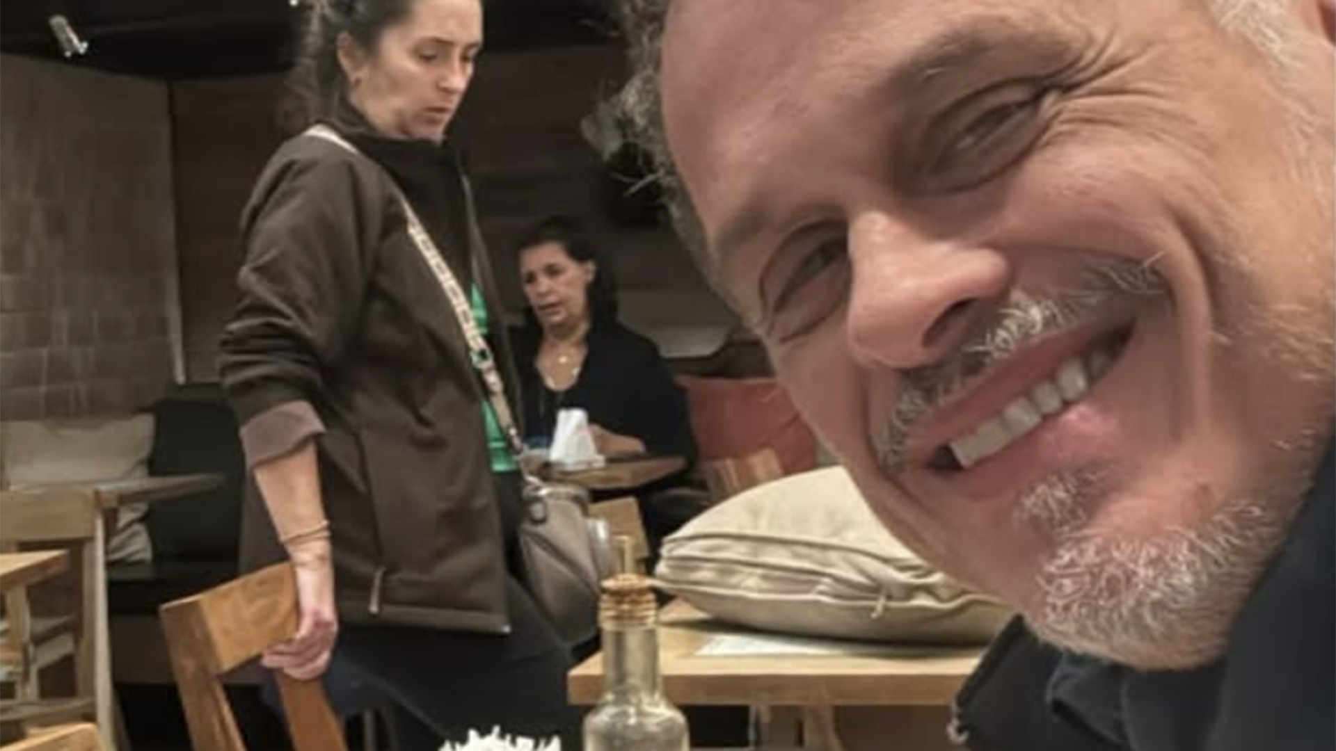 Guilherme Fontes, de A Viagem, faz rara aparição com a filha de 20 anos