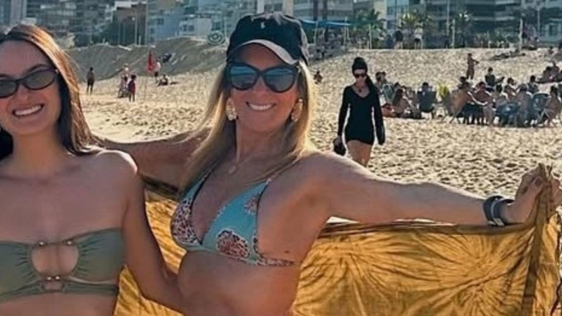 Helô Pinheiro dá show de beleza em Ipanema com a neta: ‘Lindas’