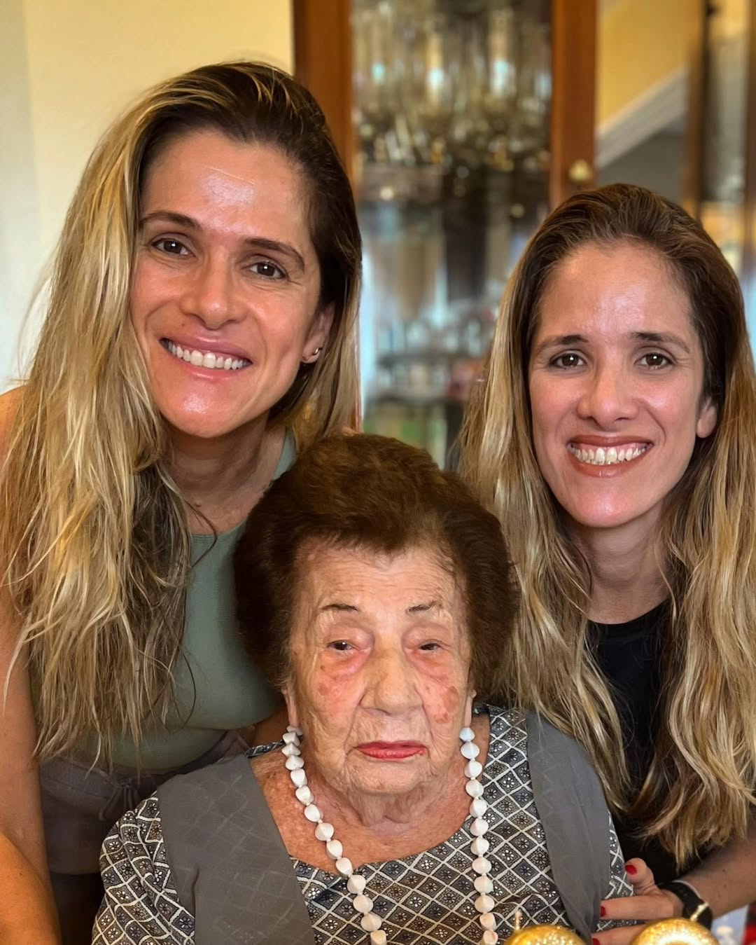 Ingrid Guimar&atilde;es com a av&oacute;, Dona Assima, e a irm&atilde;, Astrid - Foto: Reprodu&ccedil;&atilde;o / Instagram