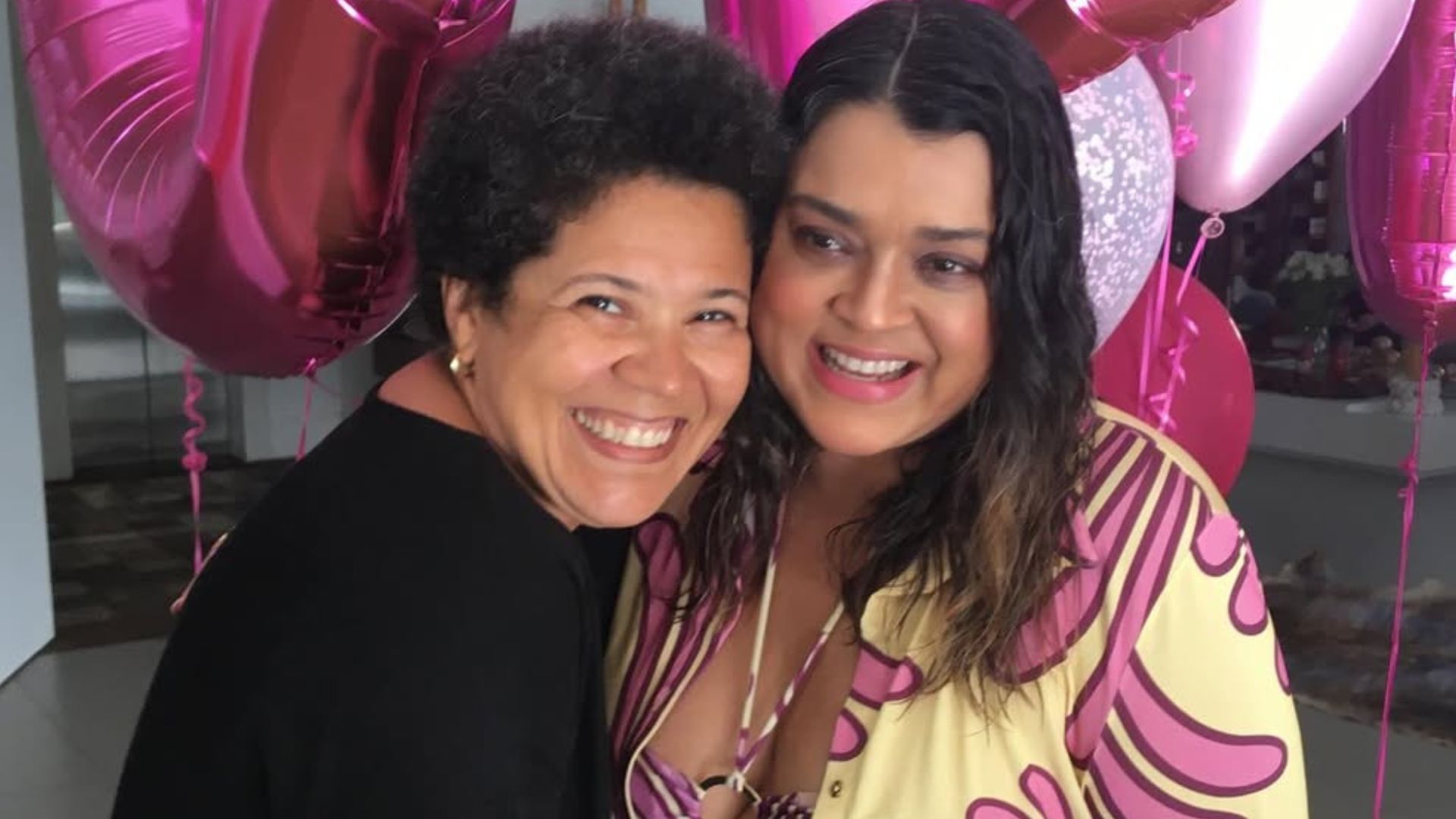 Irmã de Preta Gil resgata memórias no dia em que a cantora faria 51 anos