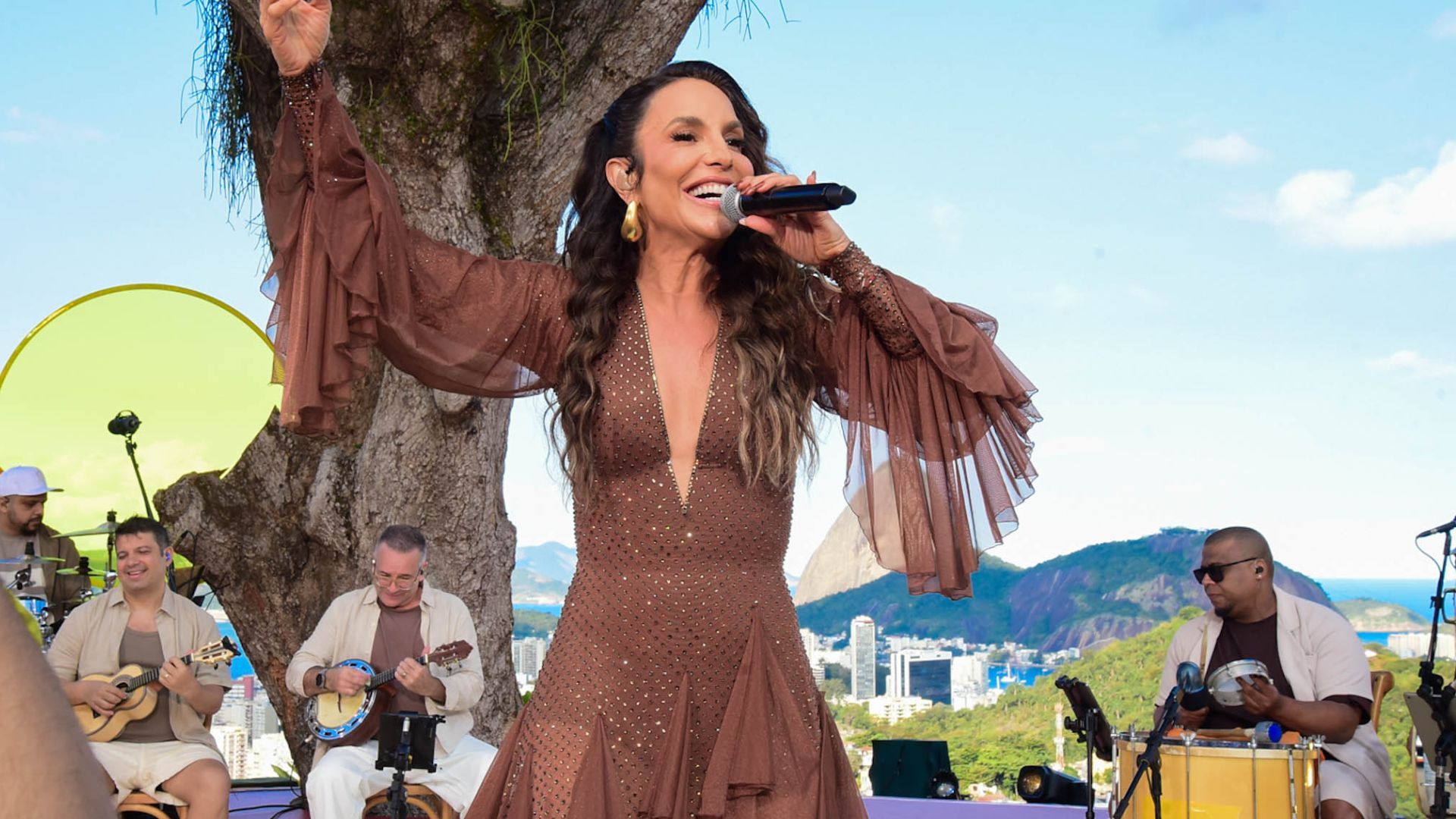 Ivete Sangalo brilha com vestido jovial em gravação do Ivete Clareou