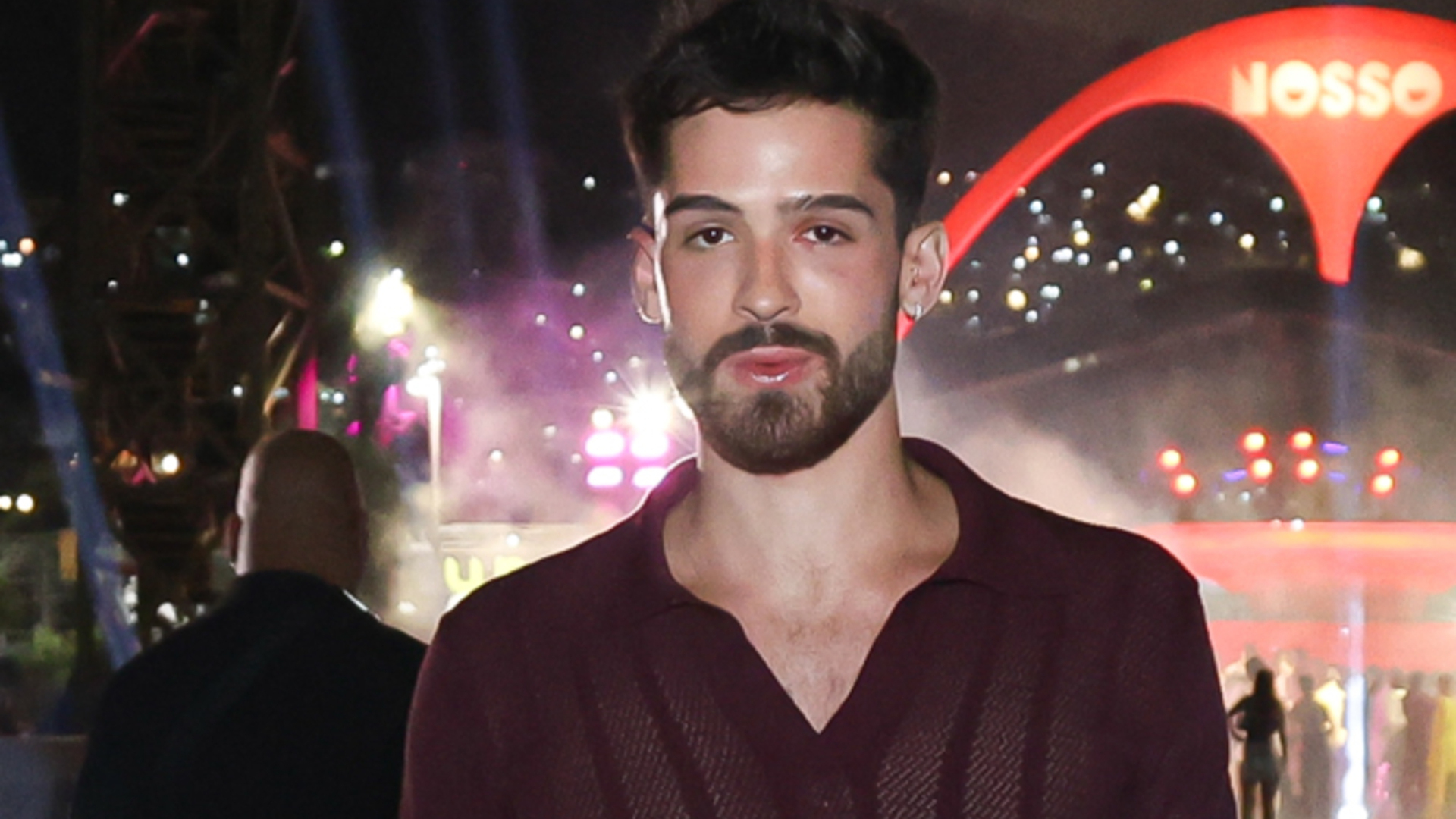 De camisa transparente, João Guilherme marca presença em festa com Bruna Marquezine