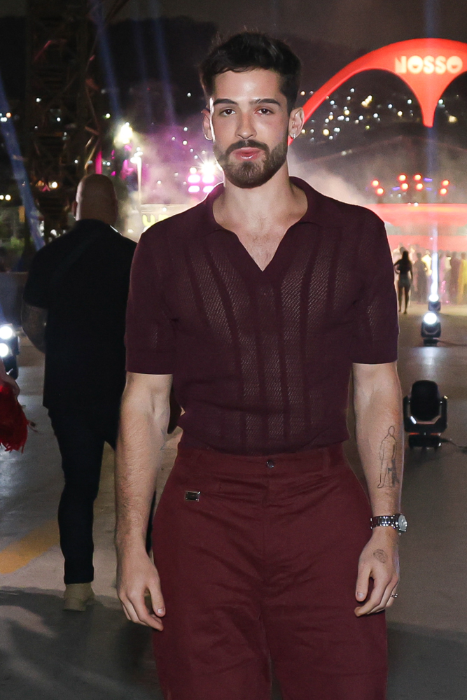 Jo&atilde;o Guilherme com camisa transparente