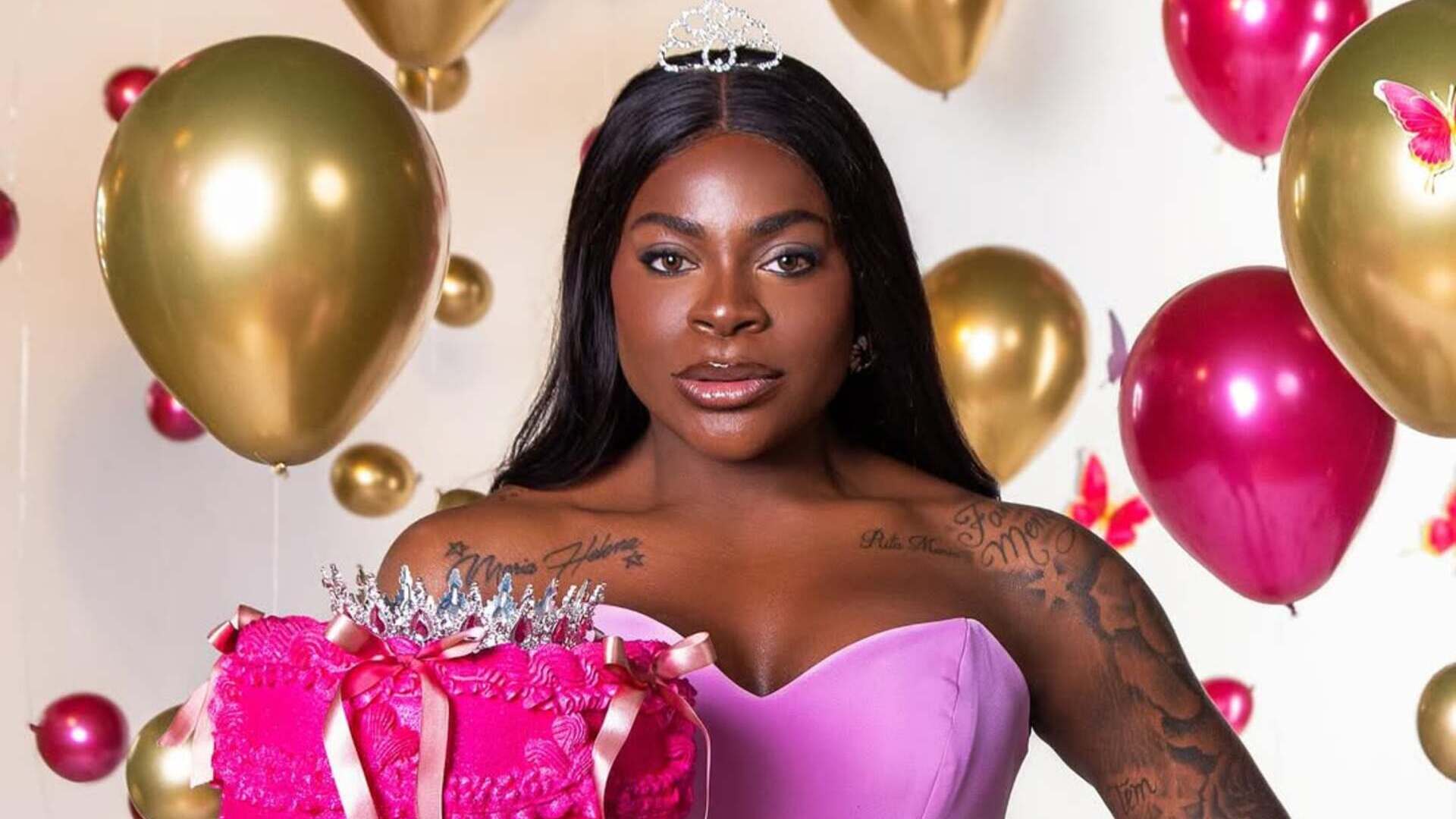 De vestido micro, Jojo Todynho celebra dois anos de cirurgia bariátrica