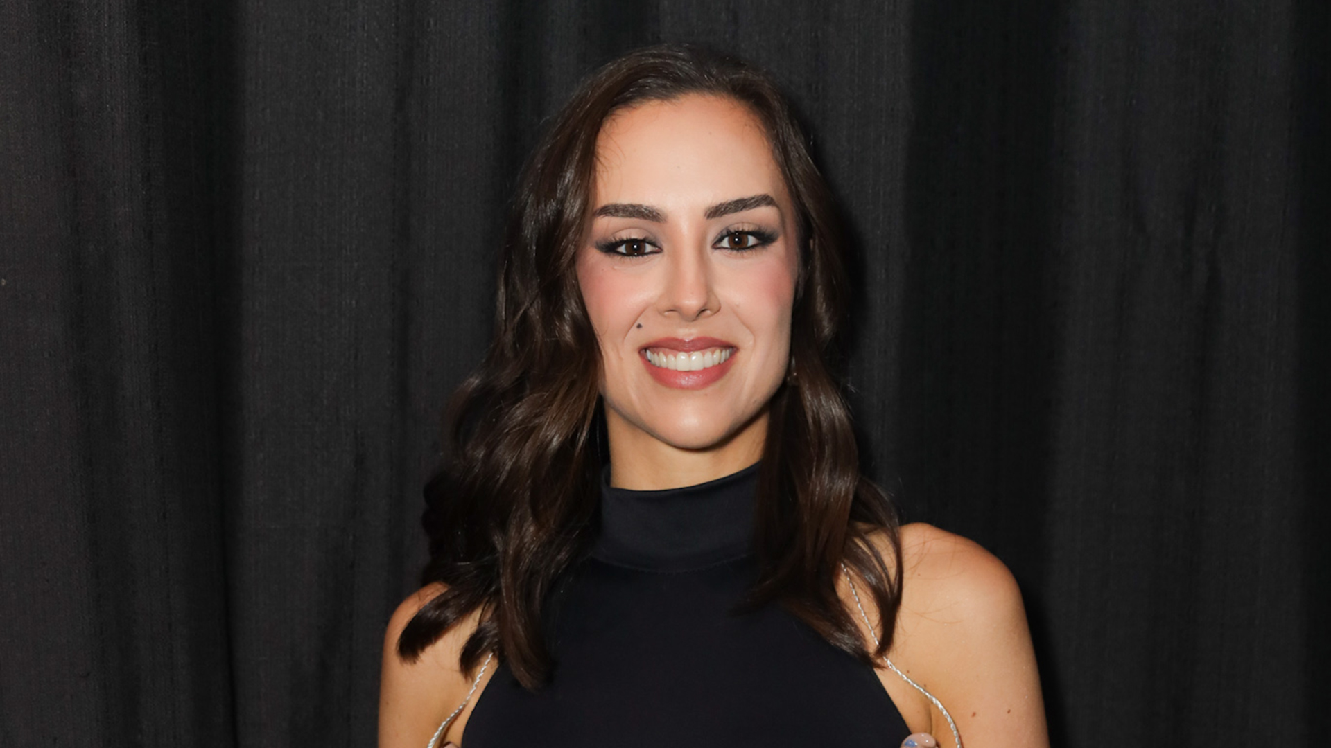 Filha de Faustão, Lara faz show apenas um dia após alta hospitalar do pai