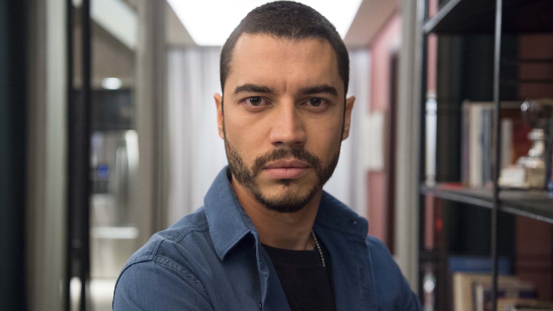 Lee Taylor conta como foi sua preparação para fazer o delegado em ‘Dias Perfeitos’