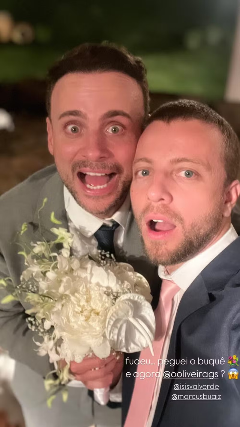 L&eacute;o Fuch com o buqu&ecirc; da noiva, Isis Valverde, e Gustavo Oliveira - Foto: Reprodu&ccedil;&atilde;o / Instagram