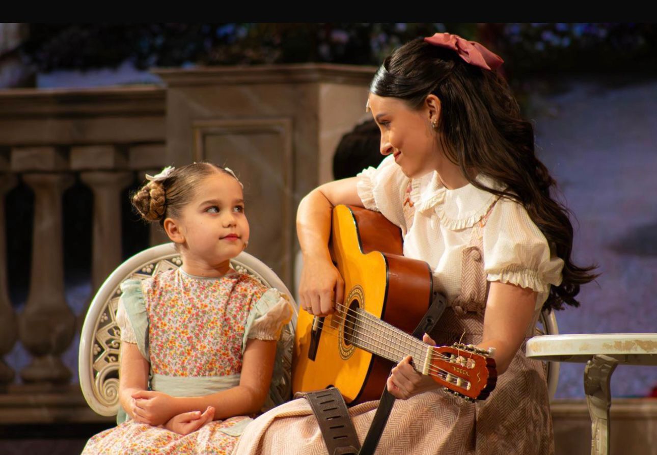 Maya Dias e Larissa Manoela em musical "A Novi&ccedil;a Rebelde"  Foto: Divulga&ccedil;&atilde;o