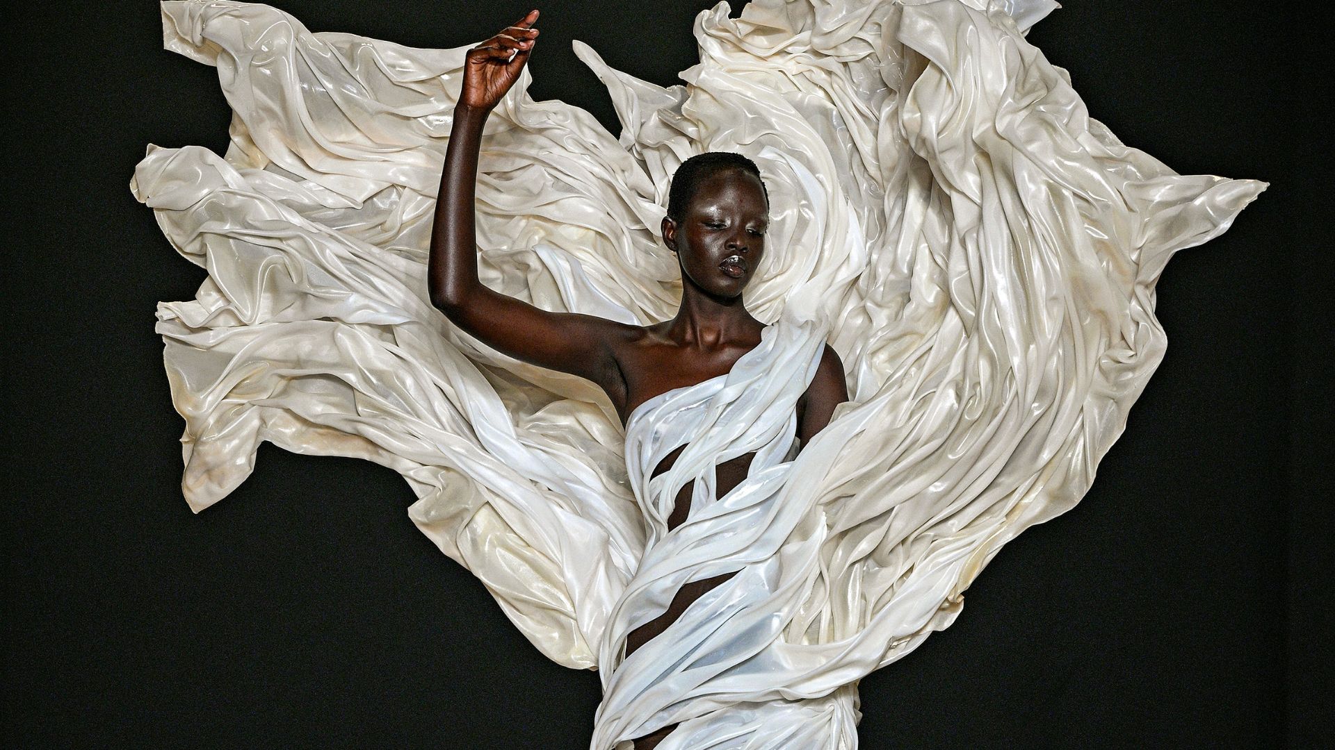 Iris Van Herpen apresenta vestido feito com 125 milhões de algas vivas; veja imagens
