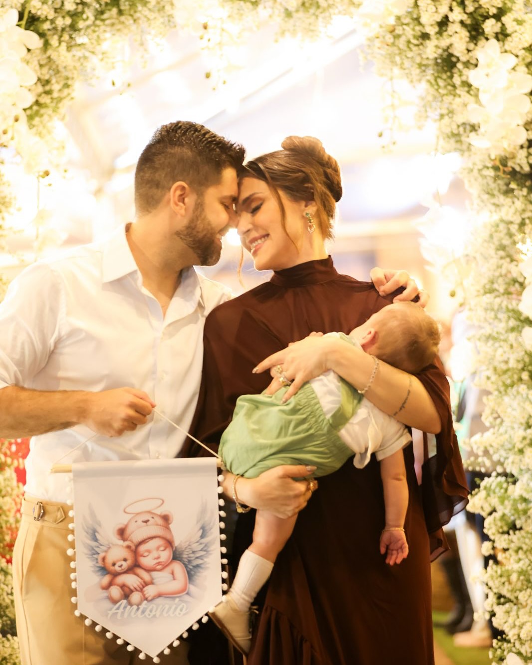 Nadja Haddad e o marido homenageiam o filho falecido, Ant&ocirc;nio - Foto: Reprodu&ccedil;&atilde;o / Instagram; @johnlennonfotografia 