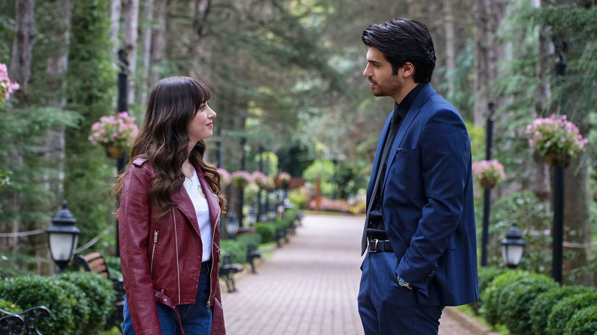 Nazli (Özge Gürel) e Ferit (Can Yaman) na novela 'Dolunay' - Foto: Divulga&ccedil;&atilde;o